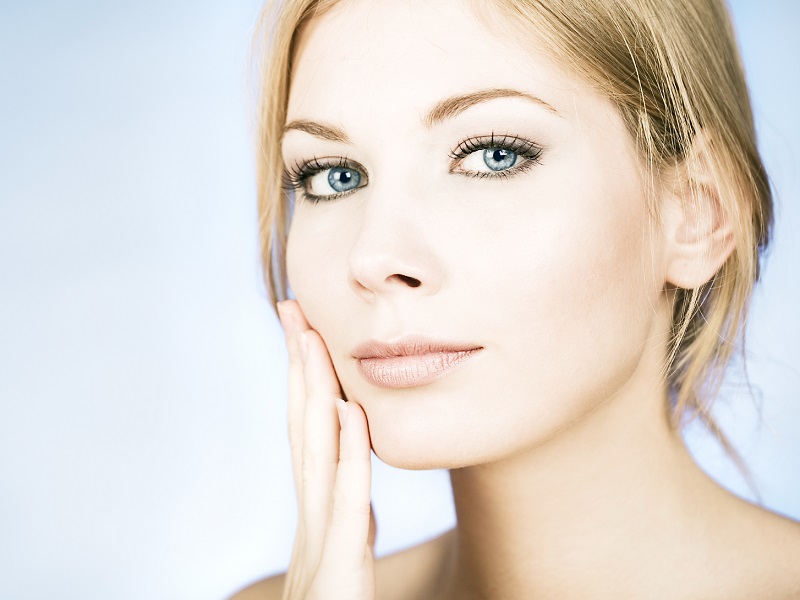 Чтобы кожа была без угрей и морщин, женщина готовит эту простую болтушку. Результат уже через 10 минут!