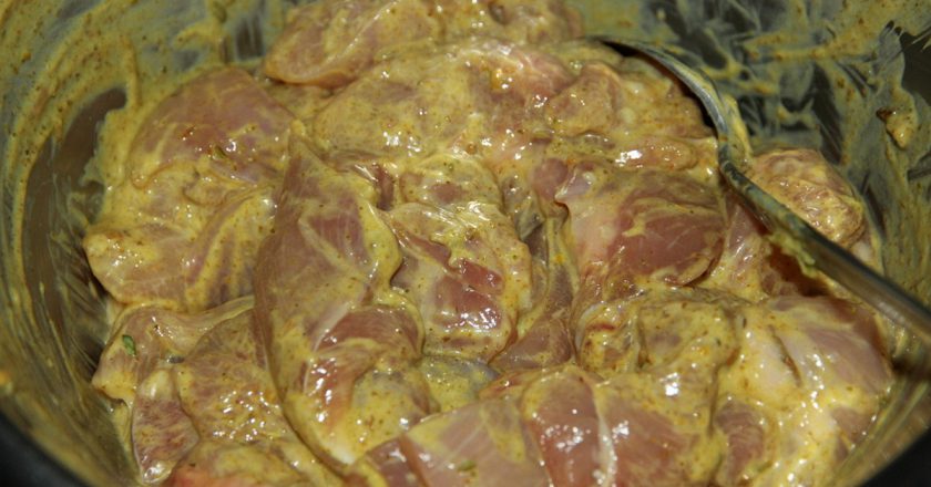 Как замариновать любую часть курицы так, чтобы мясо таяло во рту? Добавь этот продукт в нужный момент. И емкость правильную возьми.