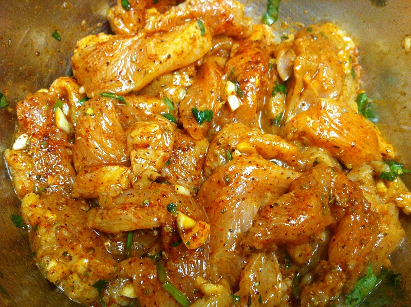 Как замариновать любую часть курицы так, чтобы мясо таяло во рту? Добавь этот продукт в нужный момент. И емкость правильную возьми.