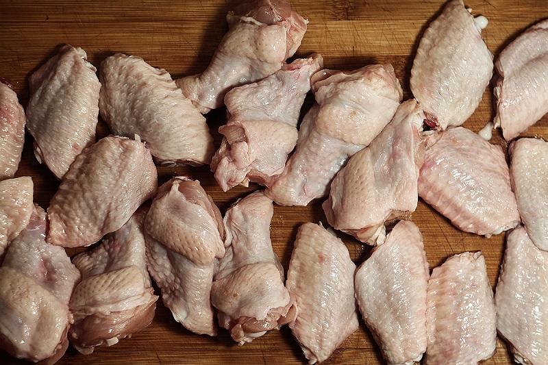 Как замариновать любую часть курицы так, чтобы мясо таяло во рту? Добавь этот продукт в нужный момент. И емкость правильную возьми.