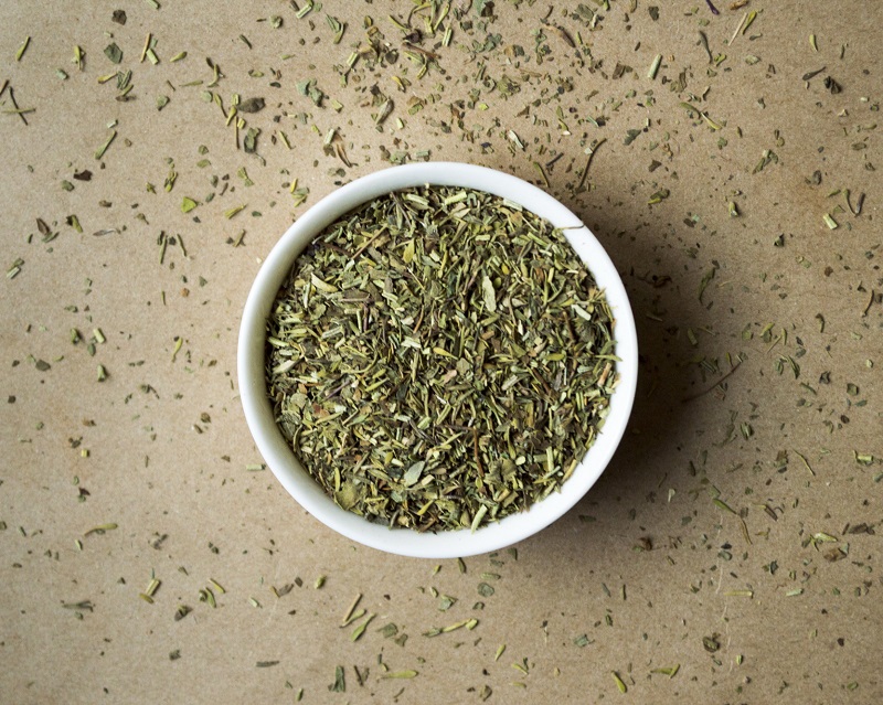 Как замариновать любую часть курицы так, чтобы мясо таяло во рту? Добавь этот продукт в нужный момент. И емкость правильную возьми.