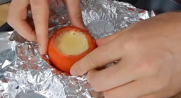 Она взбила яйцо и залила его в помидор… Сложно придумать завтрак проще и вкуснее!