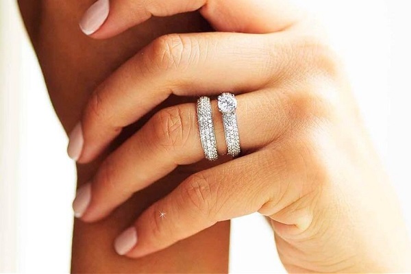 2 кольца на безымянном пальце: почему так носят и что это может значить?