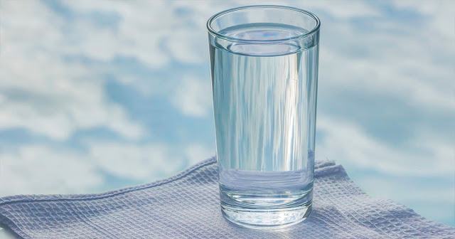 «Опусти стакан!» — необычная притча о том, как надо относиться к проблемам