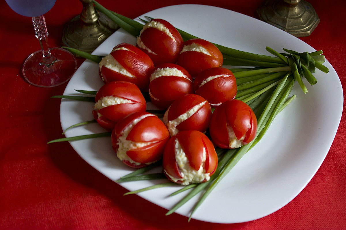 Салат тюльпаны из крабовых палочек