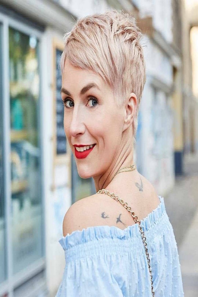 14 элегантных стрижек для блондинок 40–50 лет, которые освежают образ и подчеркивают красоту