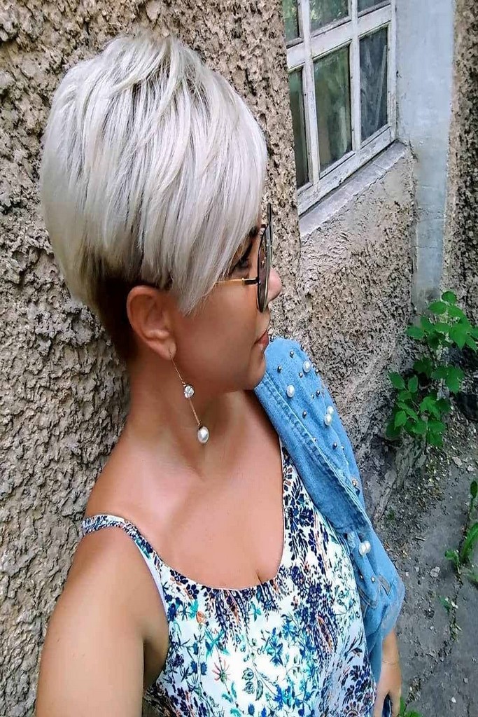 14 элегантных стрижек для блондинок 40–50 лет, которые освежают образ и подчеркивают красоту