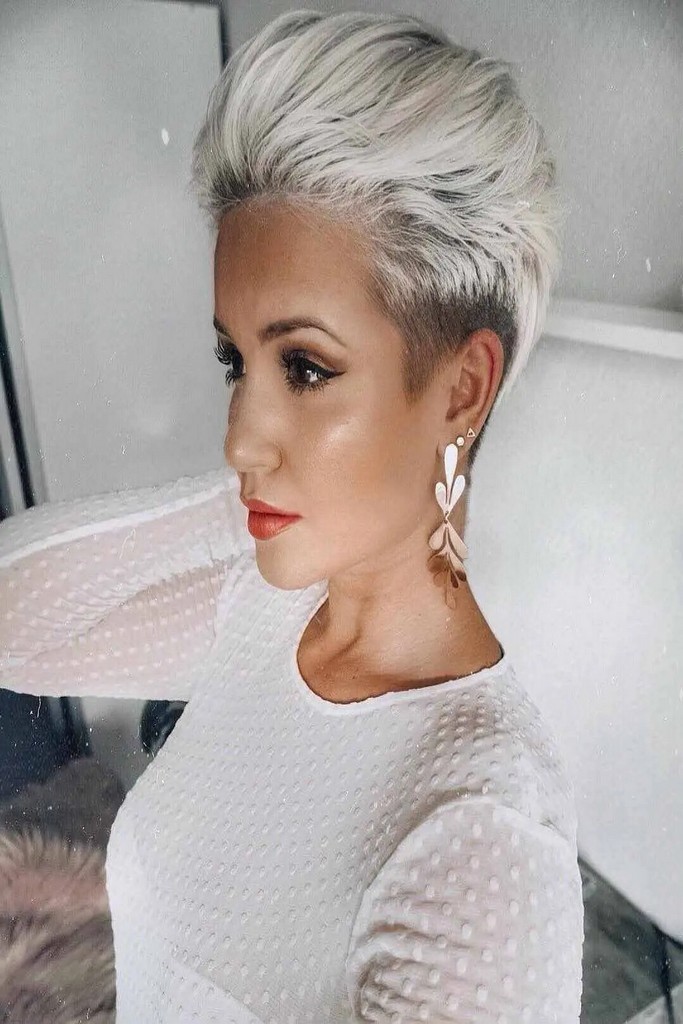 14 элегантных стрижек для блондинок 40–50 лет, которые освежают образ и подчеркивают красоту