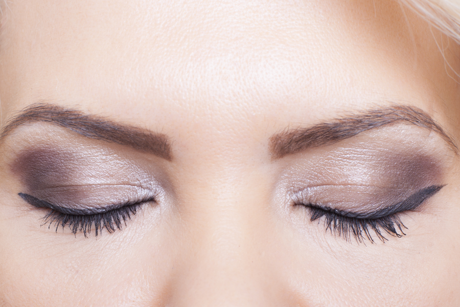 Как визуально сбросить десяток лет: профессиональные приёмы в макияже и укладке Как визуально сбросить десяток лет: профессиональные приёмы в макияже и укладке